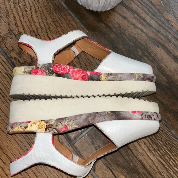 L'Amour Des Pieds / Light Gray Floral Platform Sandals - Picture 7 of 10